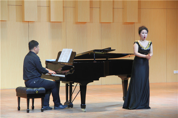 2016062917124812.jpg 公司青年教师周其玮副教授举办 “琦音玮烨”独唱音乐会