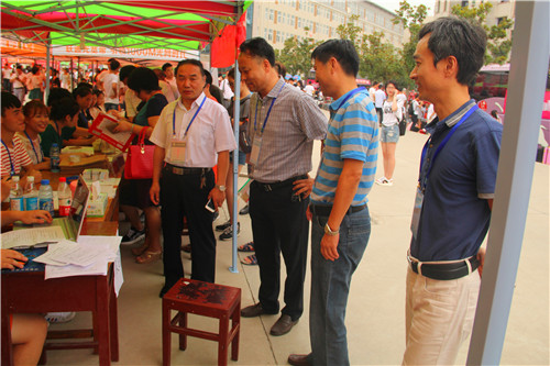 公司领导现场视察新生入学工作