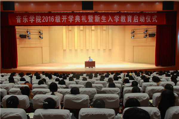 公司党委副书记刘晓兵为新生做入学教育报告会