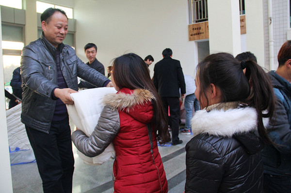 公司开展冬季送温暖活动