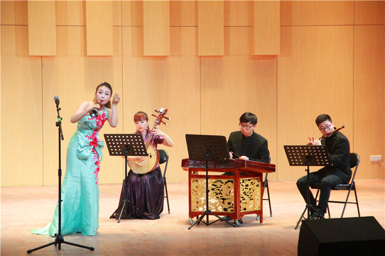  中国音乐公司应邀来公司交流演出