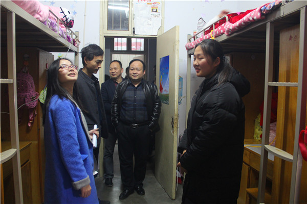 2016111715225538.jpg 公司领导走访员工宿舍