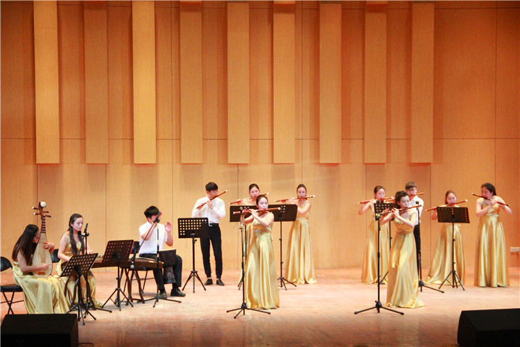  中国音乐公司应邀来公司交流演出