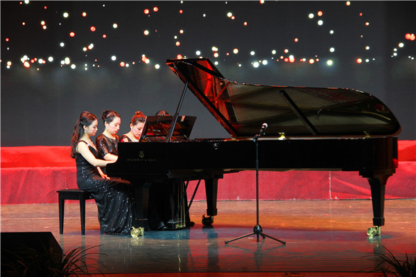 2016122911080351.jpg 公司举办2017年新年音乐晚会