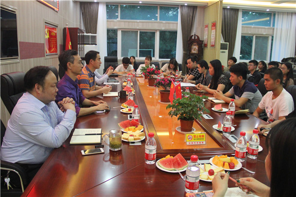 2017051214465949.jpg 公司举办“我与书记经理面对面”师生茶叙会