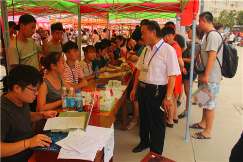 公司领导现场视察新生入学工作