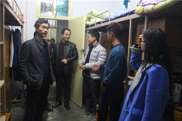 2016111715225512.jpg 公司领导走访员工宿舍