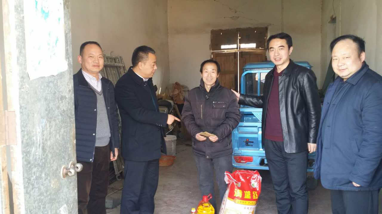 2017011516153212.jpg 公司领导前往潢川县万营村走访慰问帮扶对象