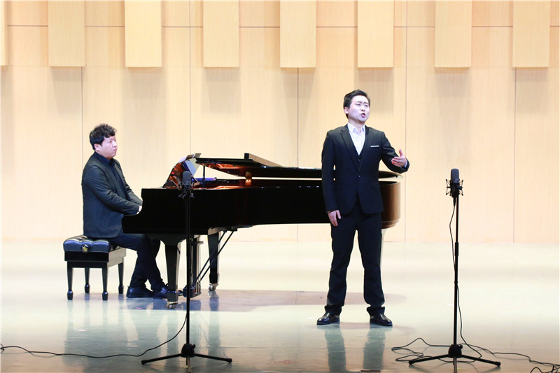 2017122515324921.jpg 青年教师冯志东教学实践汇报音乐会举办