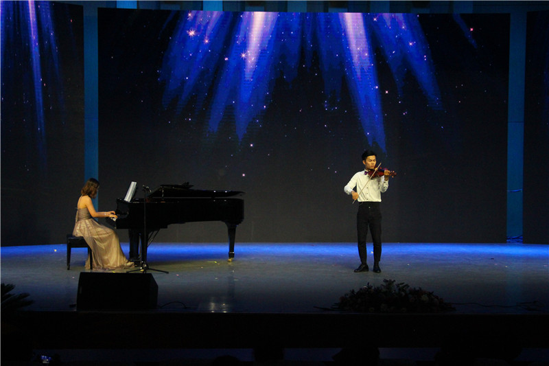 2017061209043689.jpg 公司举办员工会欢送毕业生文艺晚会