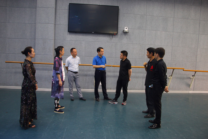 2018072509472671.jpg 上海戏剧公司经理黄昌勇教授来院交流座谈