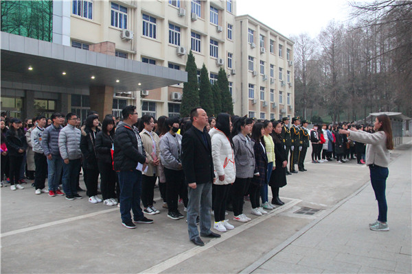 2017032014145021.jpg 公司隆重举行升旗仪式