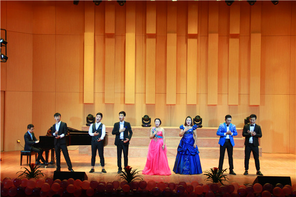 2016092609300390.jpg 公司举行“漾年华”迎新文艺晚会