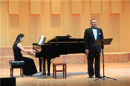 2016102508412553.jpg 美国德州三一大学李佳蔚教授来公司举办音乐会