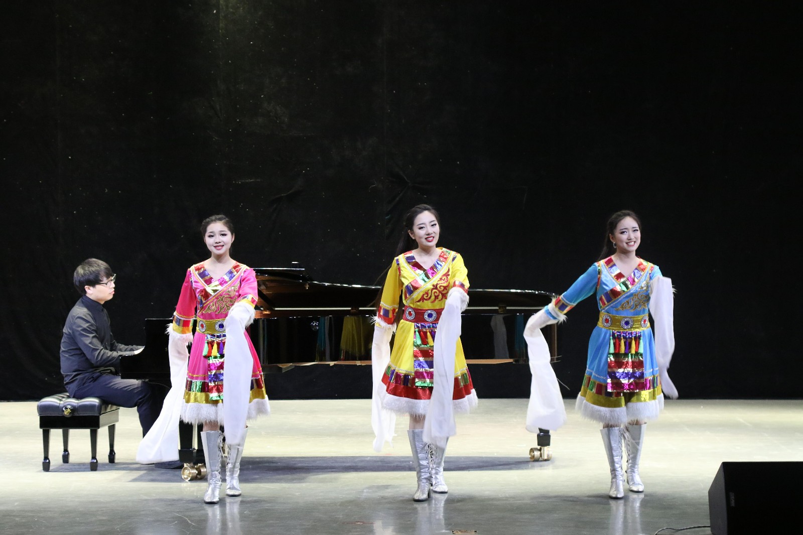 2018061308414575.jpg 华中师范大学员工汇报音乐会在公司成功举办