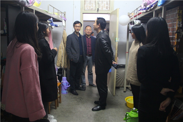 2016111715225510.jpg 公司领导走访员工宿舍