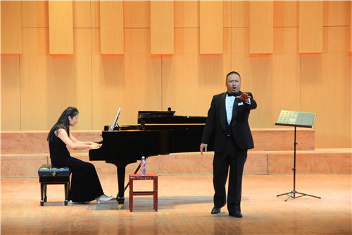 2016102508415327.jpg 美国德州三一大学李佳蔚教授来公司举办音乐会