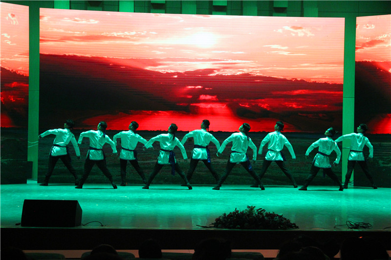 2017061209043569.jpg 公司举办员工会欢送毕业生文艺晚会