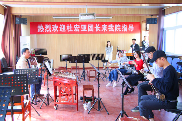 河南省歌舞剧院副经理杜宏亚和指挥家高伟来院指导交响乐团、民乐团建设工作
